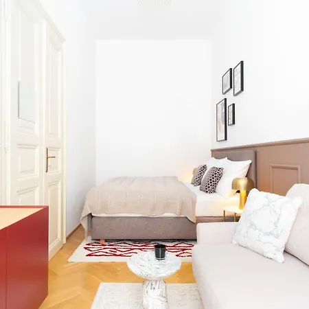 Stru House By Days - Luxurious Next To National Theatre Apartment *